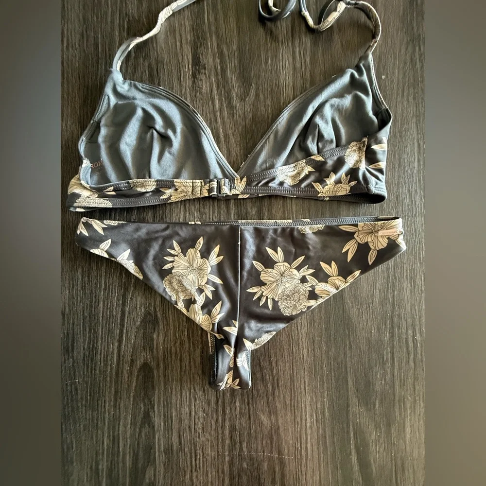 👙 Roxy Floral Bikini Top in Gray and Cream L/S 👙 - Picture 3 of 5